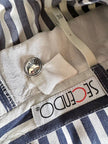Pantalone gaucho a righe verticali bianco e blu con abbottonatura laterale asimmetrica