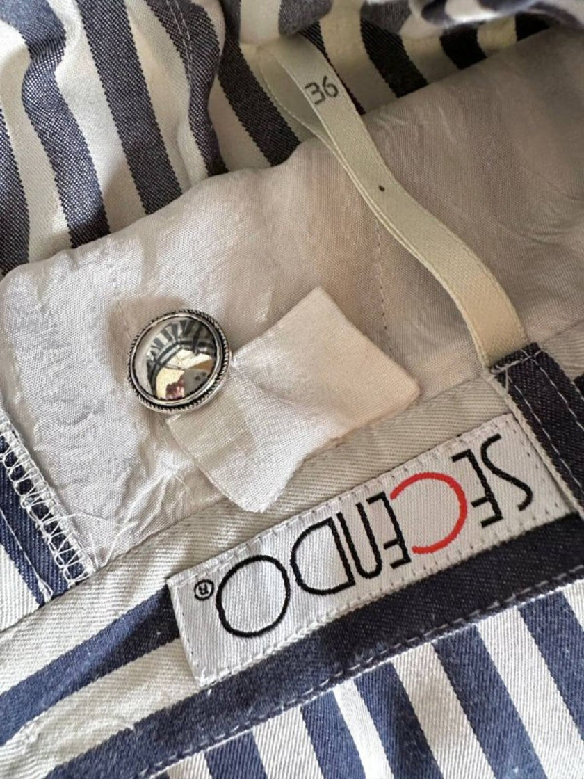Pantalone gaucho a righe verticali bianco e blu con abbottonatura laterale asimmetrica