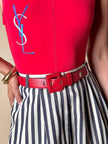 Cintura Yves Saint Laurent in pelle rossa con fibbia ricoperta e borchia dorata con logo YSL