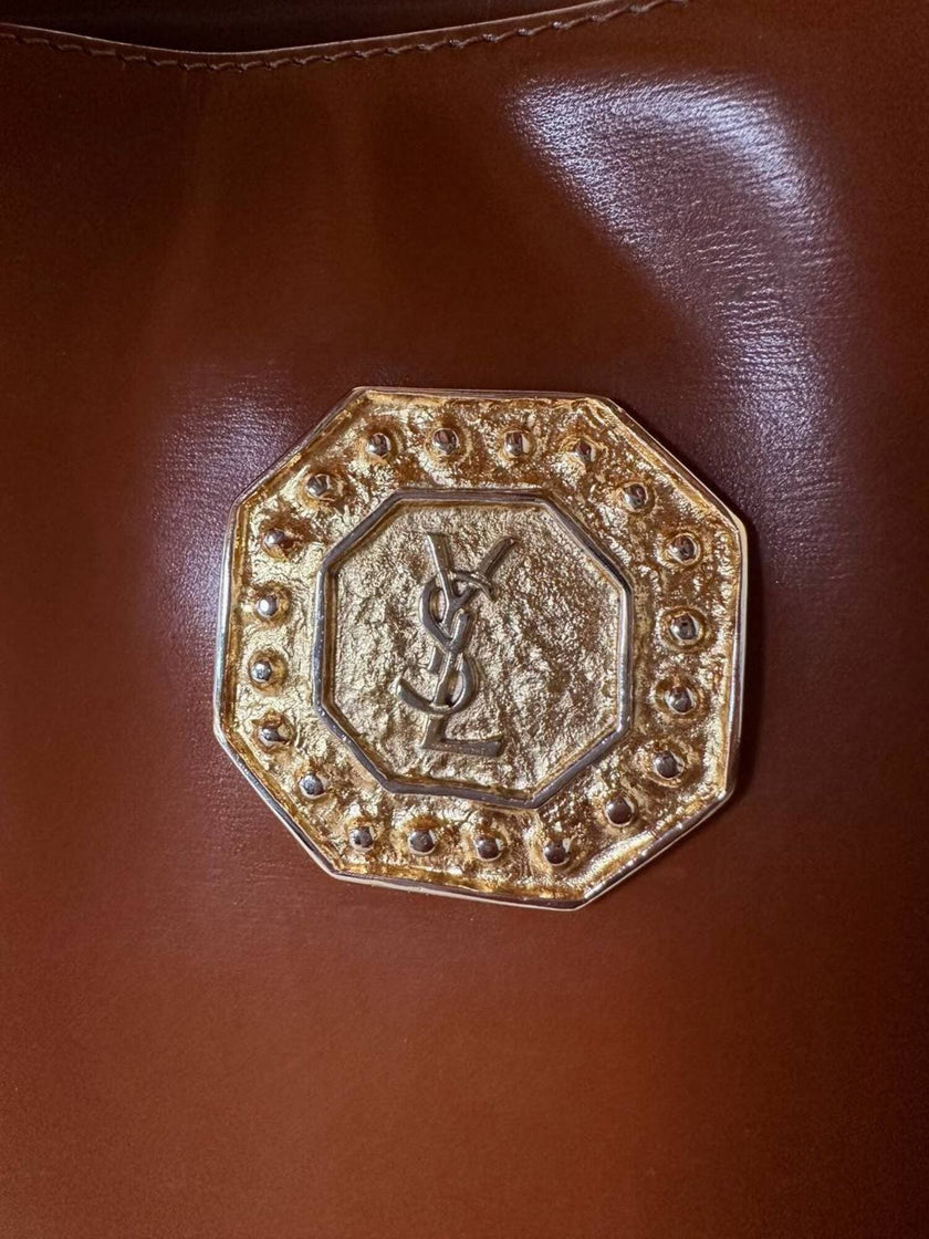 Borsa Yves Saint Laurent in pelle spazzolata color cuoio con accessorio gioiello
