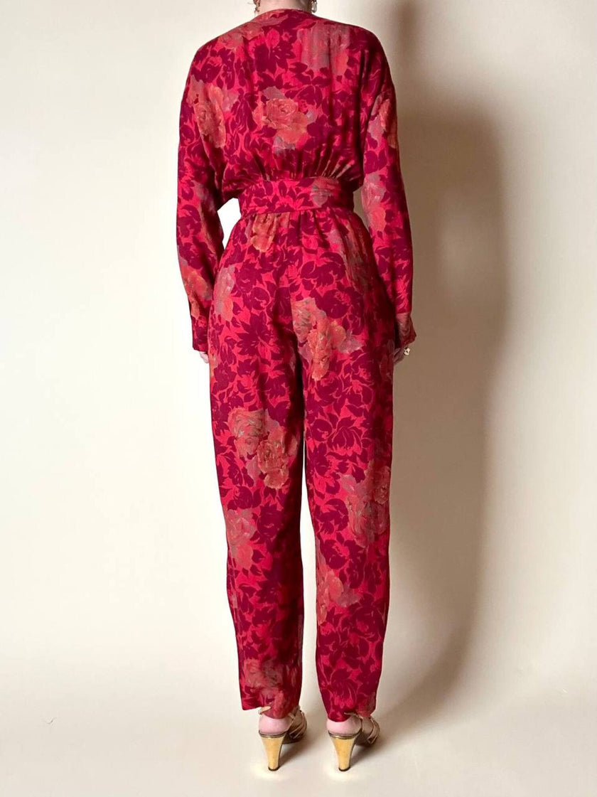Jumpsuit sartoriale a fantasia floreale nei toni del rosso e maxi bottoni