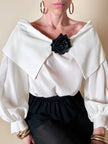 Blusa vintage Yves Saint Laurent bianca con grande balza e rosa nera