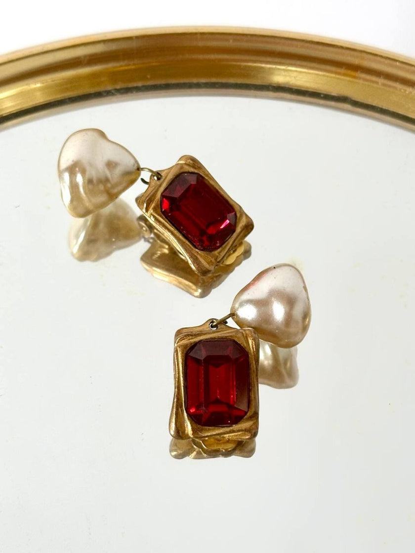 Orecchini vintage a clip con cristalli rosso rubino e perle barocche pendenti