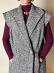 Gilet lungo doppiopetto in tweed a spina di pesce bianco e marrone