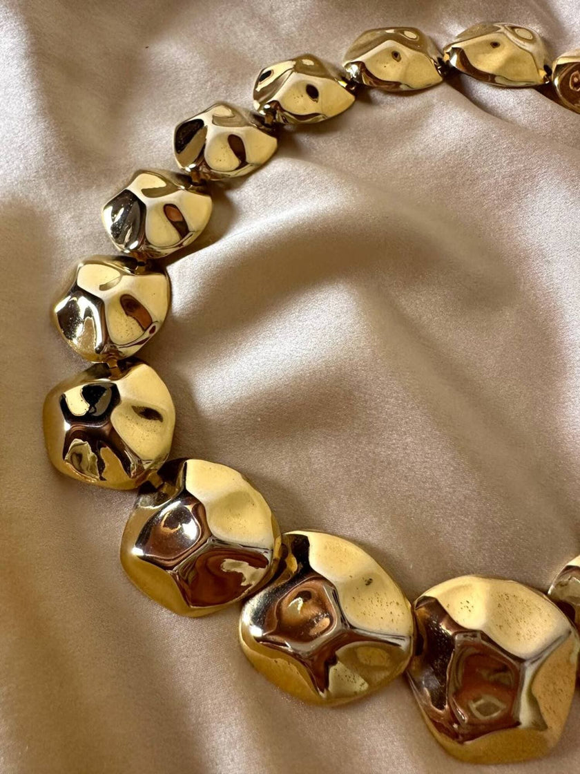 Collier dorato a pepite