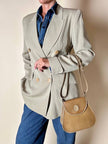 Blazer doppiopetto Ēlectre in rasato di lana beige con taglio ricercato e impunture in tinta