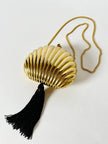 Clutch vintage Scheilan realizzata in metallo oro a forma di conchiglia con maxi nappa couture
