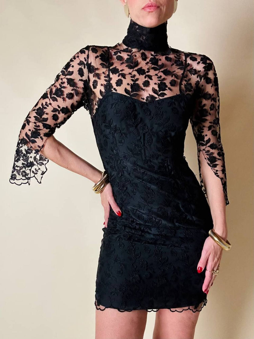 Mini abito sartoriale in tulle nero con ricami floreali
