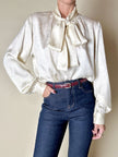 Blusa Yves Saint Laurent con fiocco al collo in seta jacquard avorio fantasia pitone