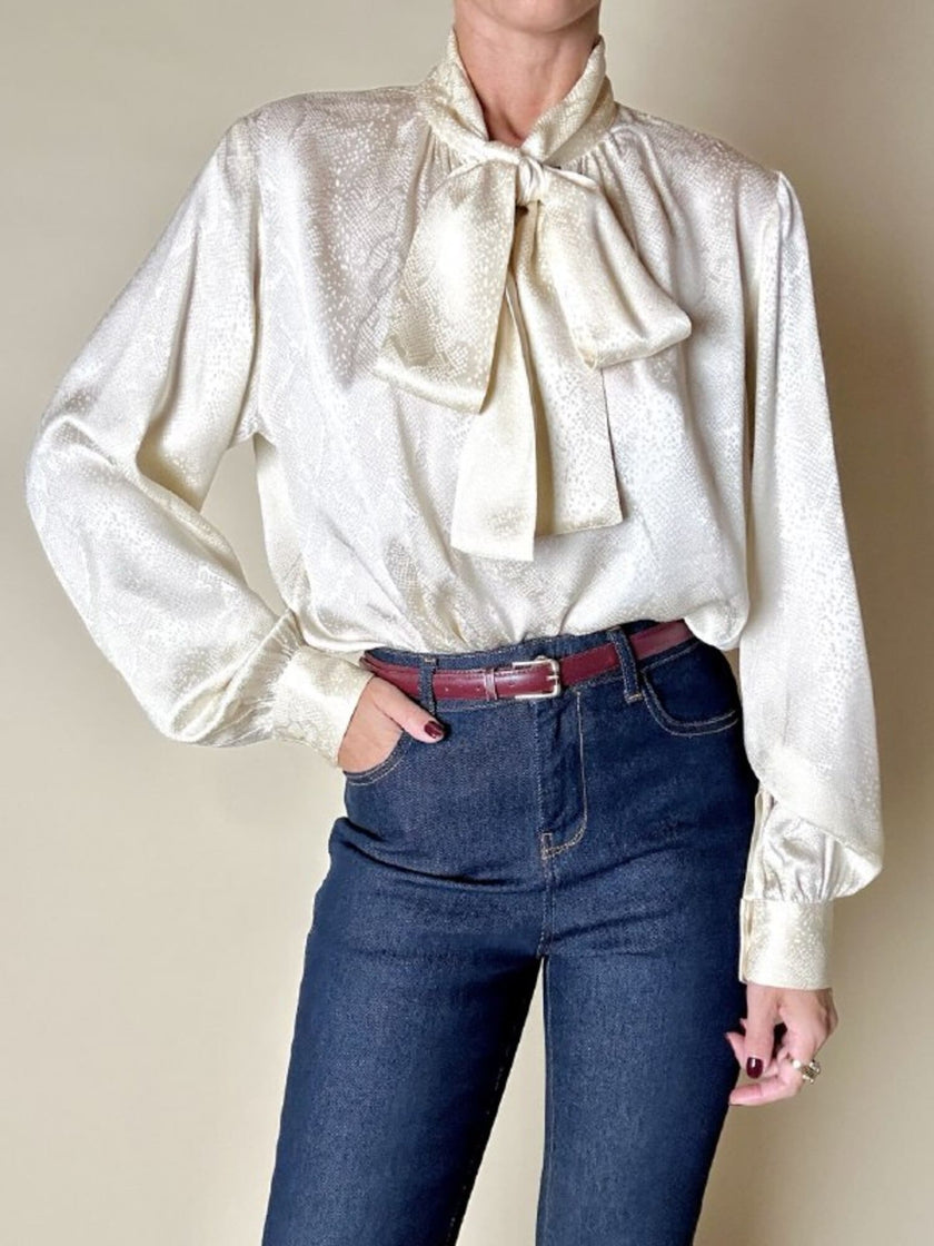 Blusa Yves Saint Laurent con fiocco al collo in seta jacquard avorio fantasia pitone