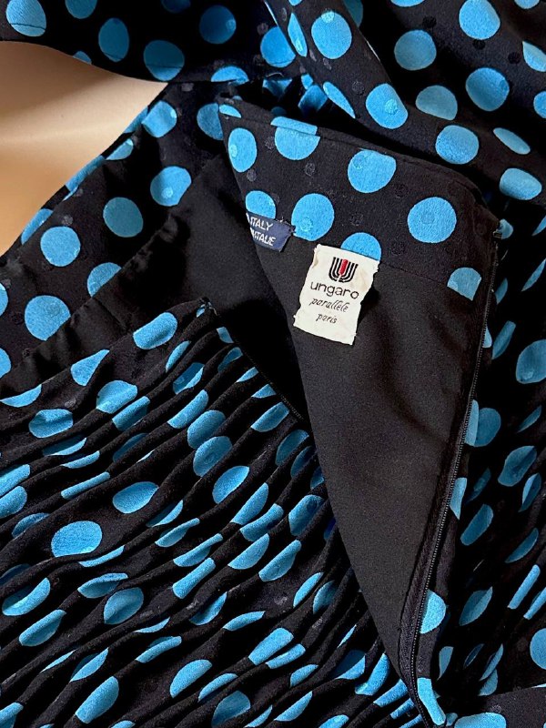 Abito in seta Ungaro Parallèle nero a pois celesti con fiocco laterale