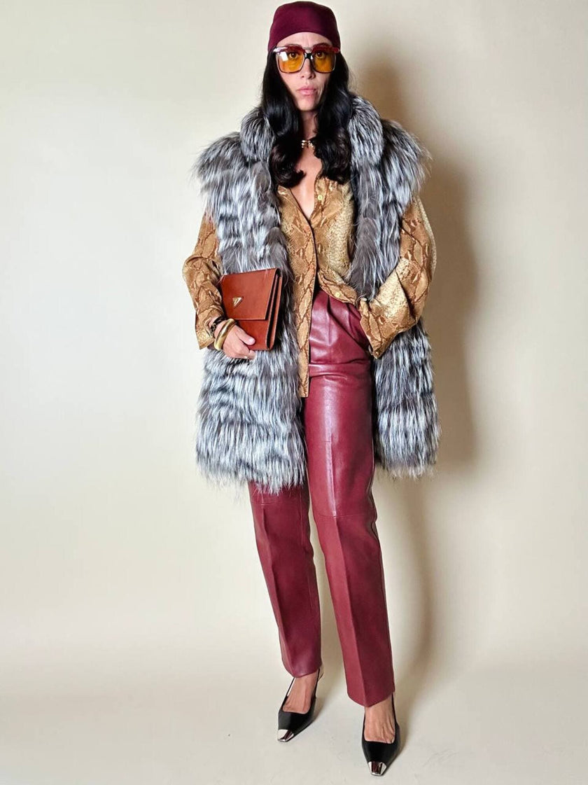 Gilet lungo in volpe argentata con rifiniture in pelle nera