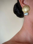 Orecchini a clip dorati a forma di capasanta con strass rettangolare