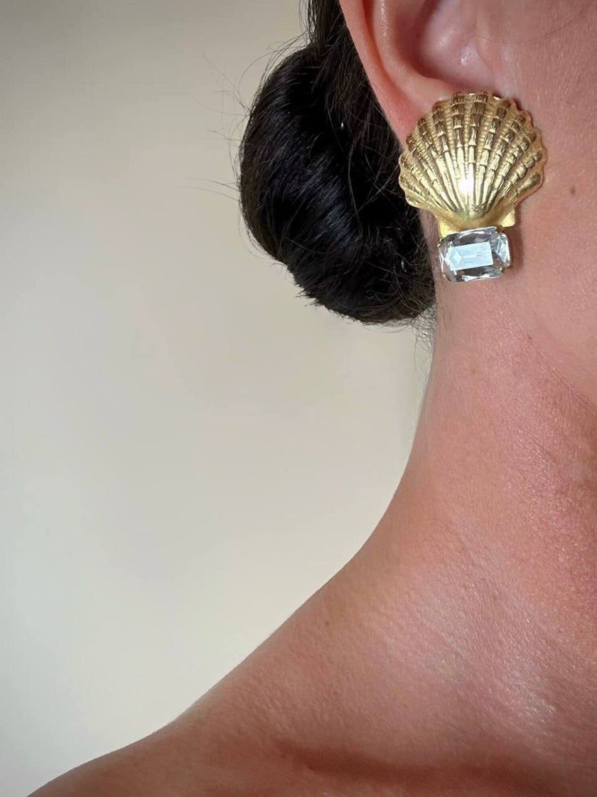 Orecchini a clip dorati a forma di capasanta con strass rettangolare