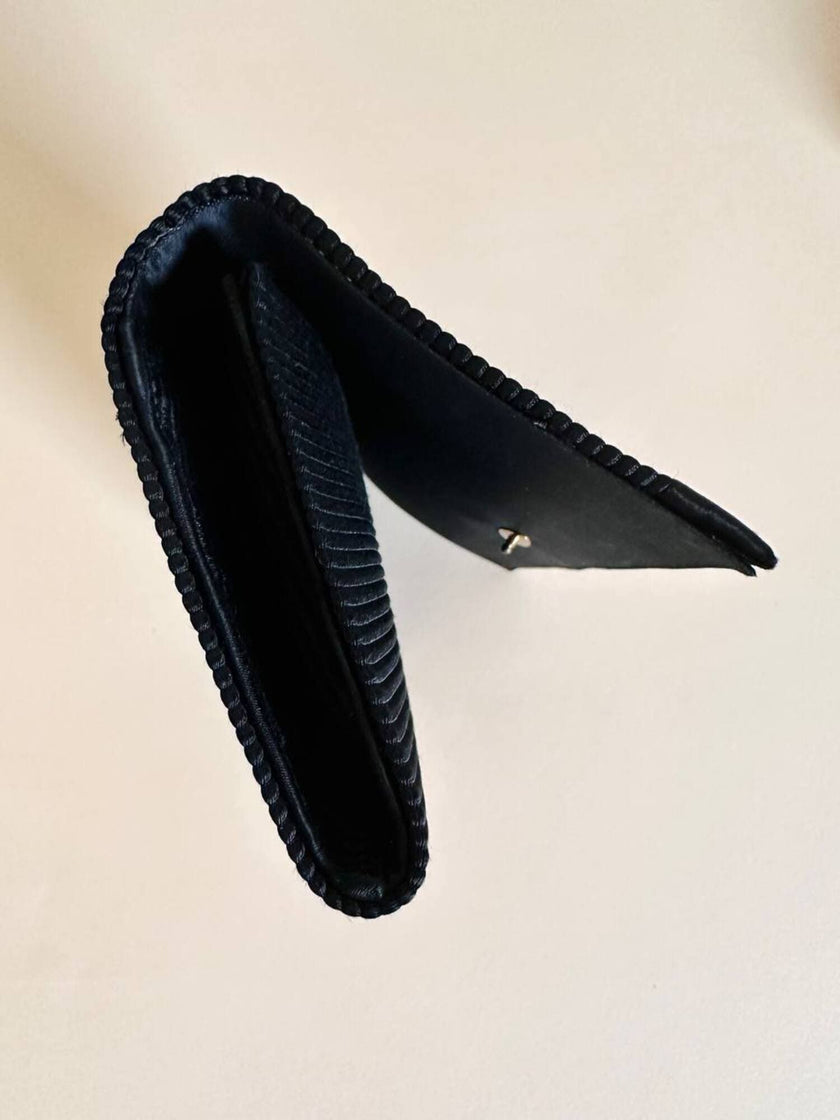 Pochette nera con fiocco in tessuto canneté