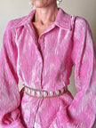 Camicia rosa in tessuto micro plissé con bottoni in madreperla “Ganni”