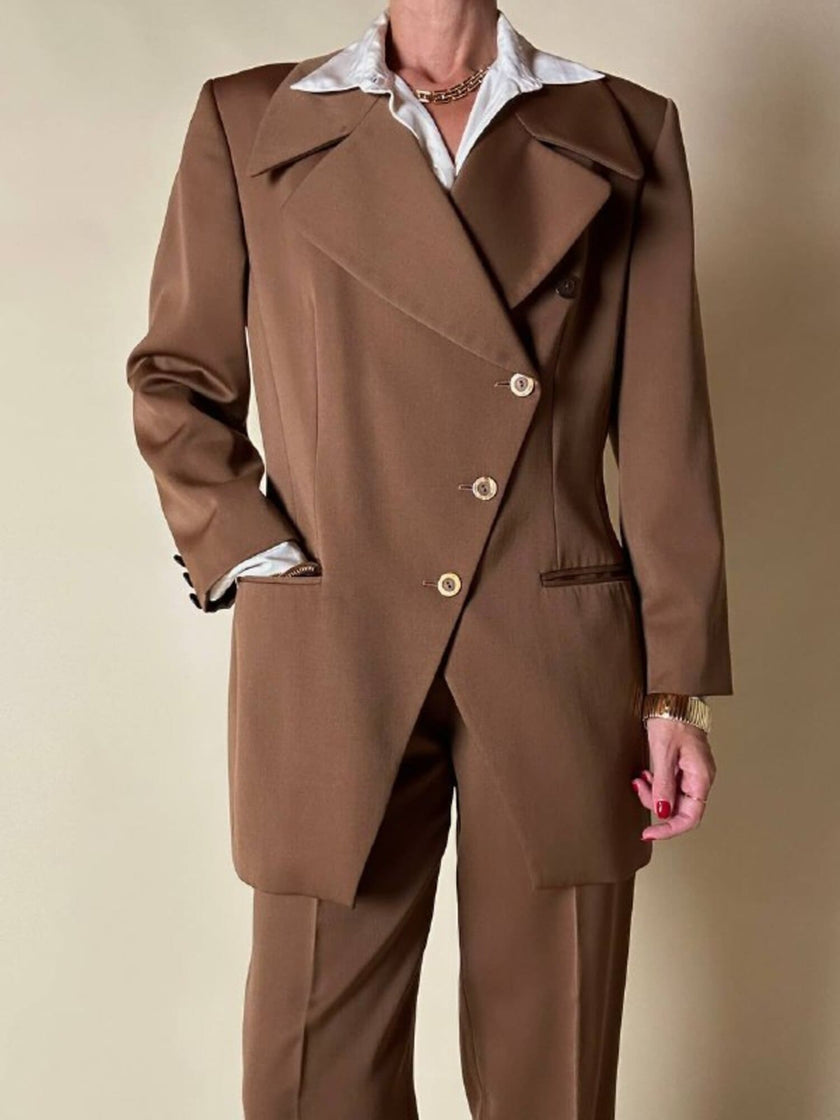 Tailleur giacca/pantalone in rasato di lana color caramello “Byblos”