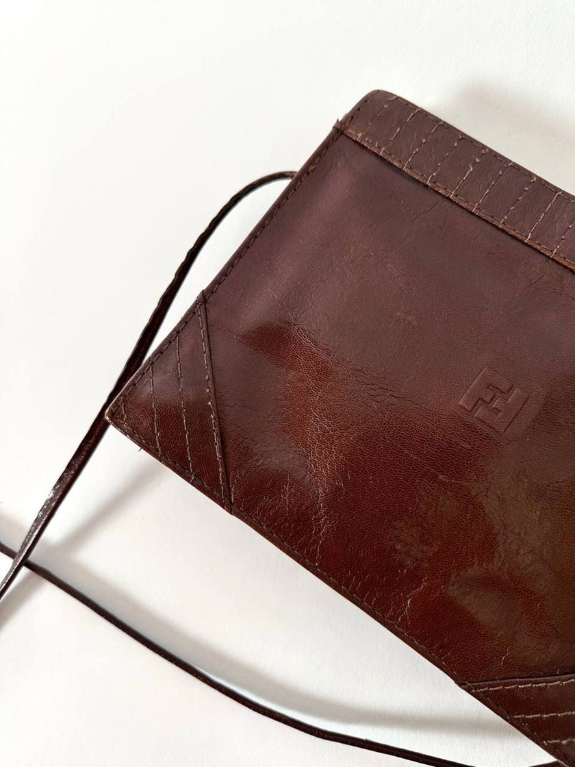Borsa bandoulière vintage Fendi in pelle marrone mogano con logo a rilievo