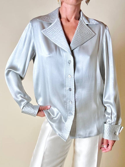 Camicia in raso di seta grigio perla con gemelli in madreperla “Valentino Garavani”