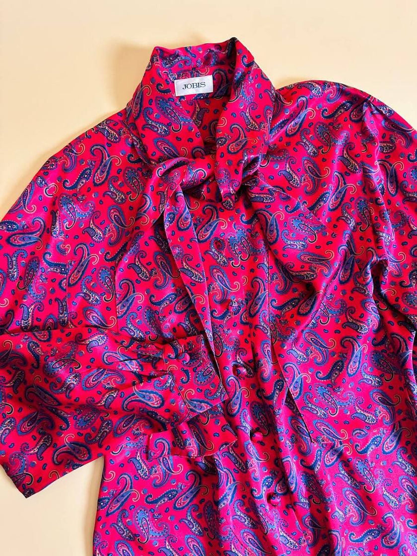 Camicia con fiocco al collo in raso di seta fucsia fantasia paisley