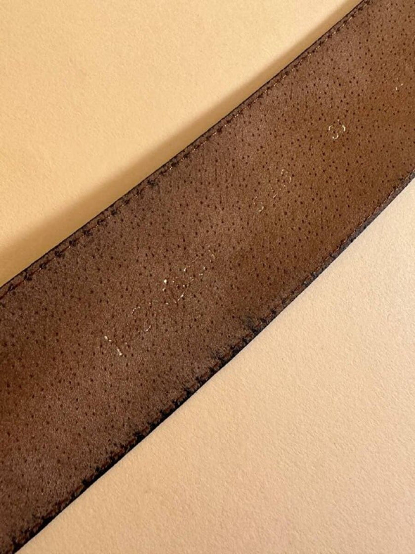 Cintura in suede marrone con maxi borchie a cuore 