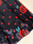 Gonna a ruota in organza jacquard nera a pois rossi con rose rosse dipinte