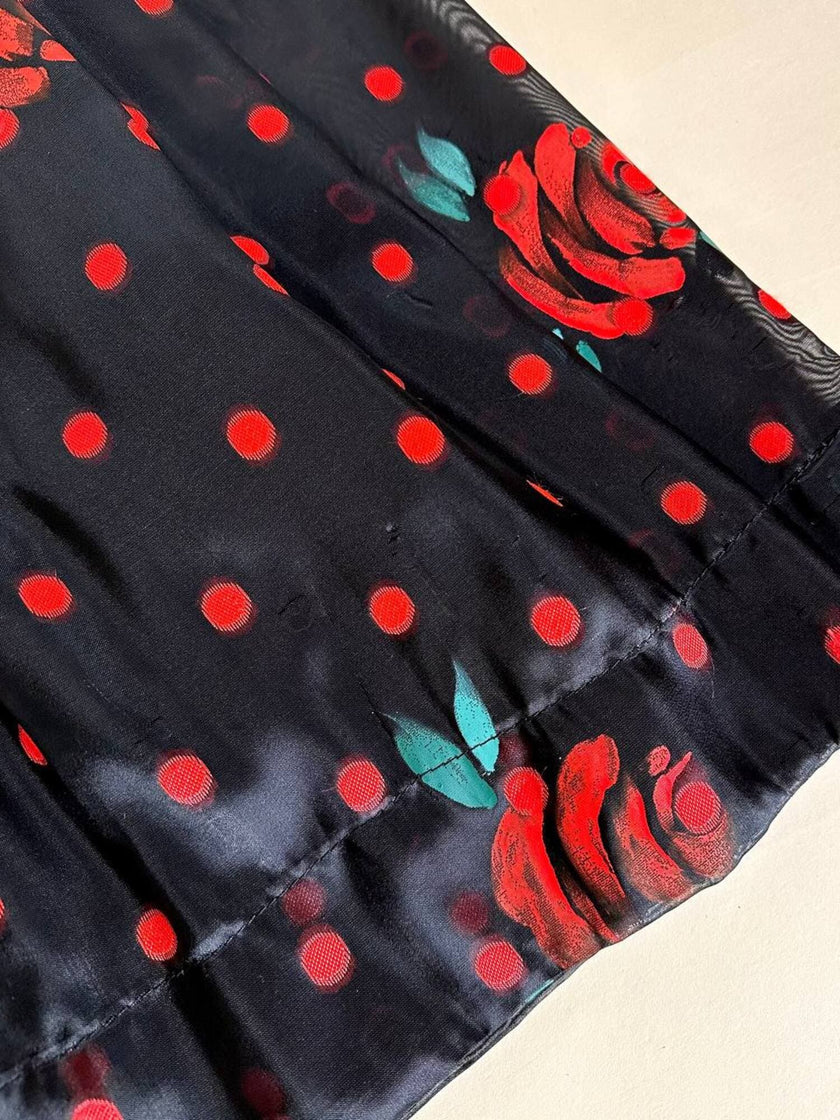 Gonna a ruota in organza jacquard nera a pois rossi con rose rosse dipinte