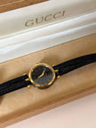 Gucci 4500 Quarzuhr mit goldenem Zifferblatt und schwarzem Lederarmband in Krokodillederoptik