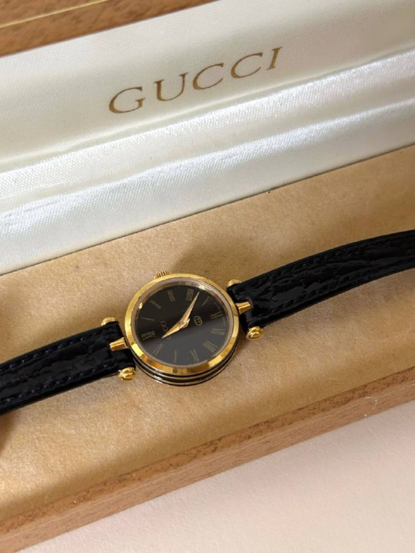Gucci 4500 Quarzuhr mit goldenem Zifferblatt und schwarzem Lederarmband in Krokodillederoptik
