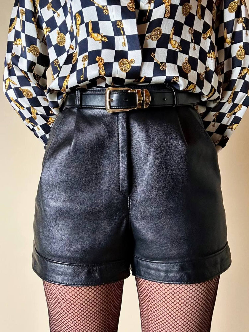Short a vita alta con pinces in pelle nera