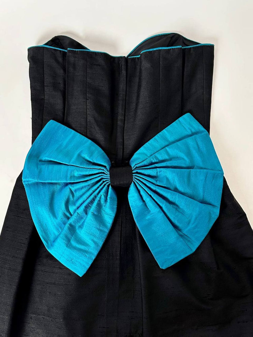 Abito a tubino vintage in shantung di seta nera con profili e fiocco in seta turchese