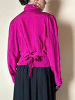 Camicia in crepe color ciclamino con spilla a forma di rosa e bottoni gioiello “Dorette”
