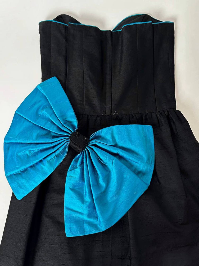 Abito a tubino vintage in shantung di seta nera con profili e fiocco in seta turchese