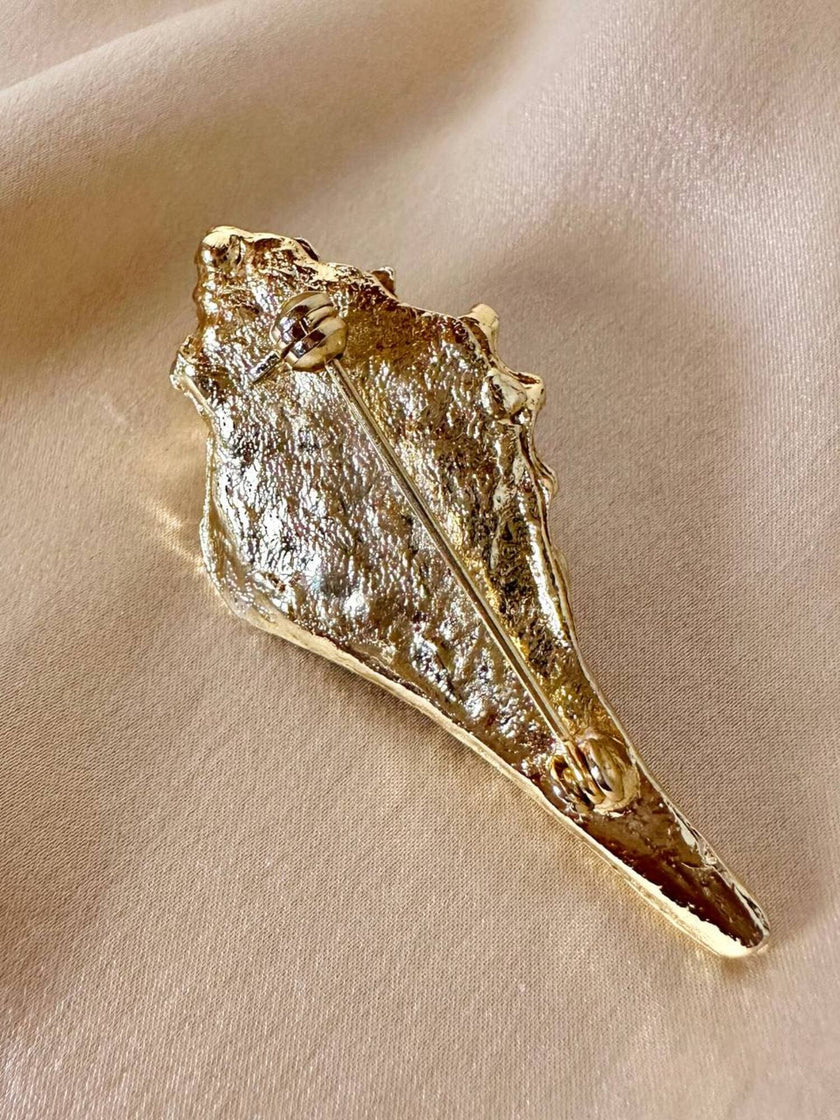 Spilla dorata con strass a forma di conchiglia Bolinus