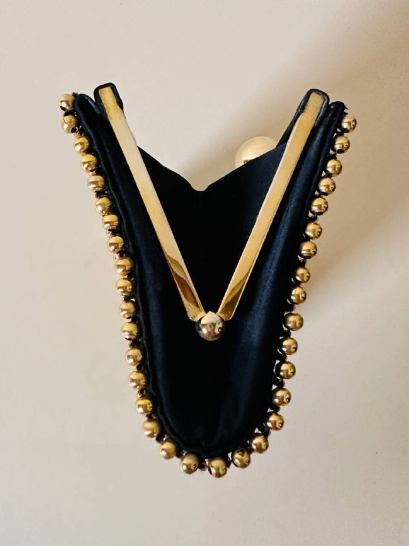 Clutch gioiello in seta nera con armatura di perline dorate “Rodo”