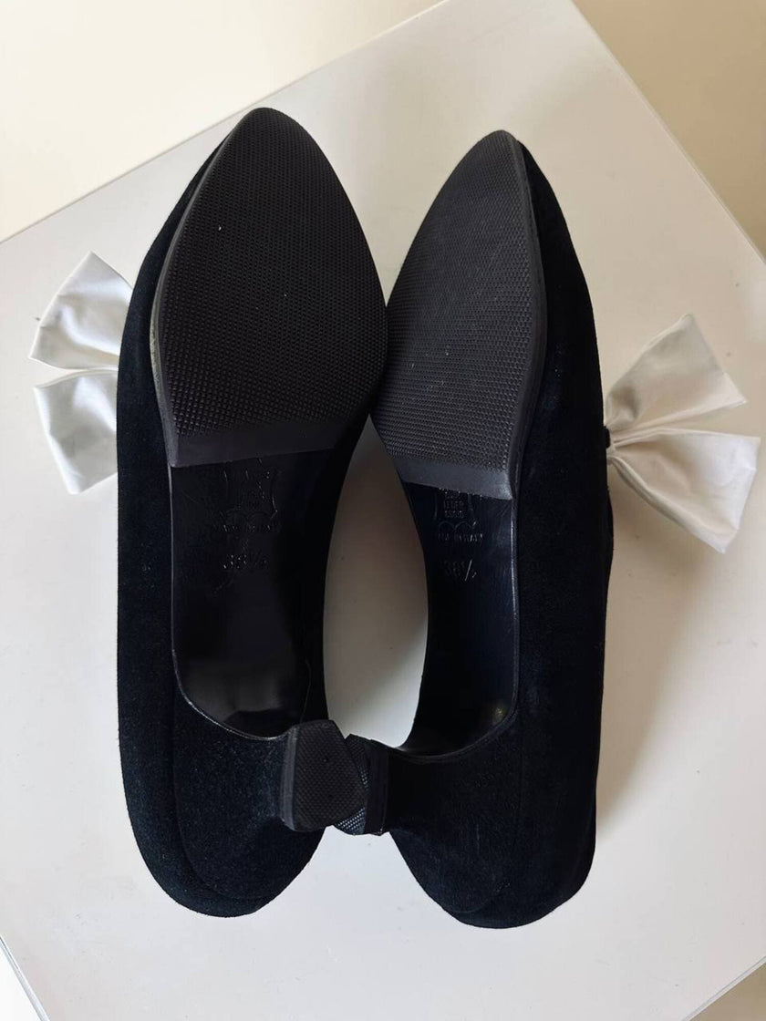 Scarpe vintage Yves Saint Laurent in camoscio nero con maxi fiocchi bianchi