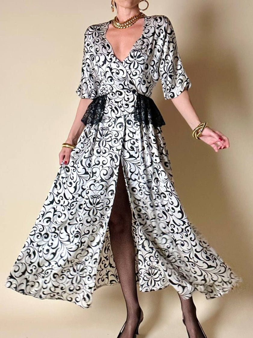 Abito lungo in raso di seta bianco con arabeschi neri “Gianni Versace”