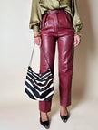 Pantalone in pelle mattone rosato a vita alta con pince e cintura in coordinato La Matta