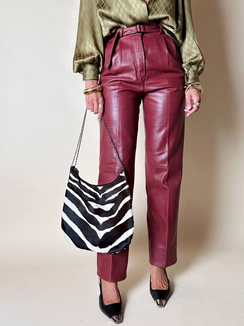 Pantalone in pelle mattone rosato a vita alta con pince e cintura in coordinato La Matta