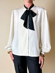 Camicia bianca e nera con dettaglio plissé e fiocco al collo “Lanvin”