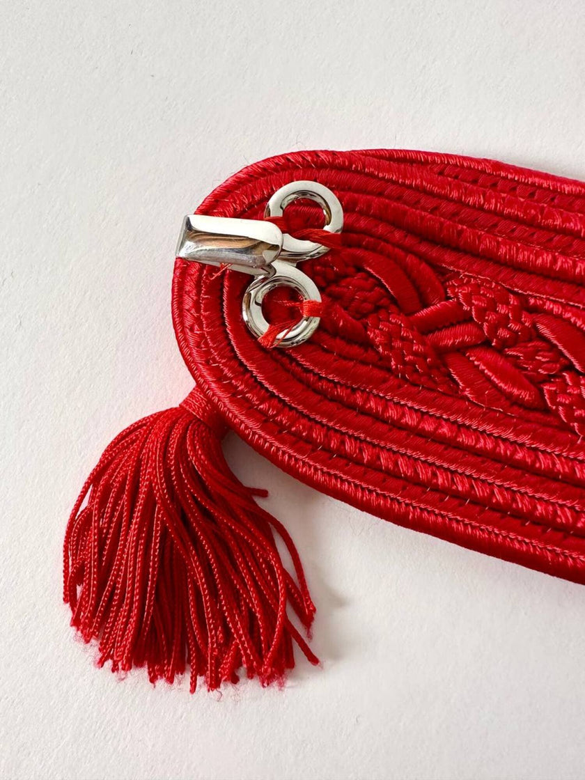 Cintura vintage rossa realizzata con intreccio di passamanerie e nappa couture