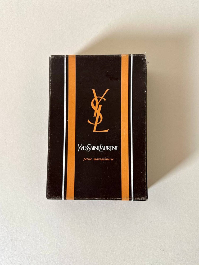 Portachiavi trifold Yves Saint Laurent in pelle rosso granata con dettagli dorati e logo YSL a caldo
