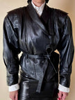 Biker vintage in pelle nera con cintura in vita e fodera couture