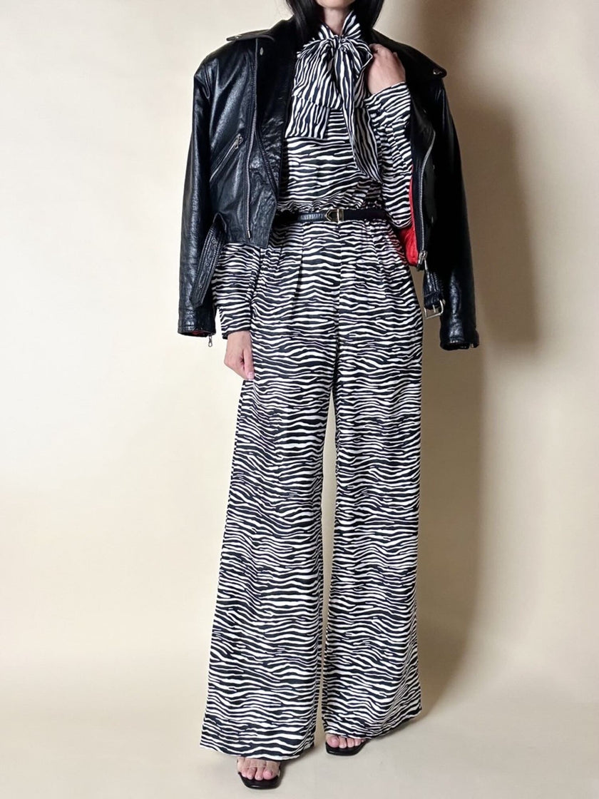 Jumpsuit in seta fantasia zebrata con maxi fiocco al collo