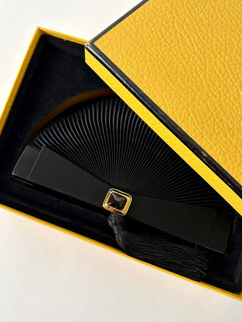 Pochette vintage Guy Laroche forma a ventaglio in raso nero con nappa couture