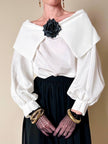Blusa vintage Yves Saint Laurent bianca con grande balza e rosa nera