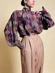 Bluse mit Schleifenkragen aus gemusterter Seide mit Rauten- und Hahnentritt-Details
