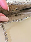 Parure composta da clip e mini bag in paillettes argento