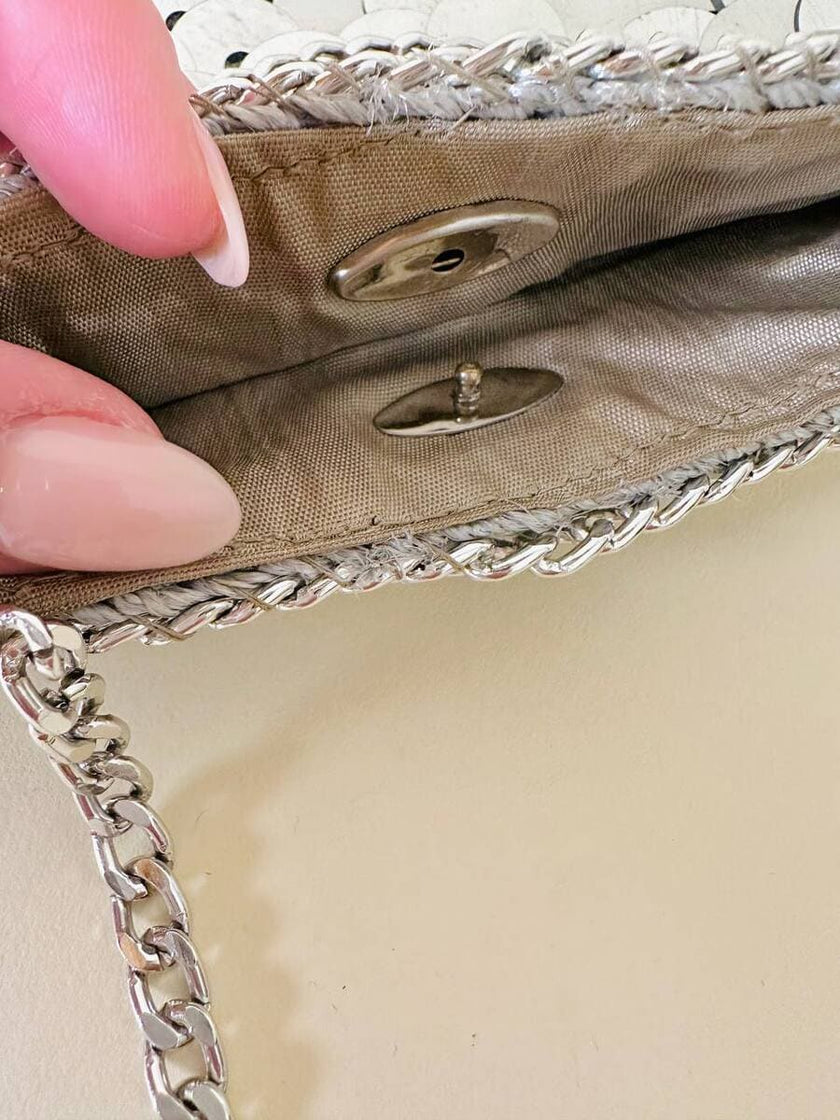 Parure composta da clip e mini bag in paillettes argento