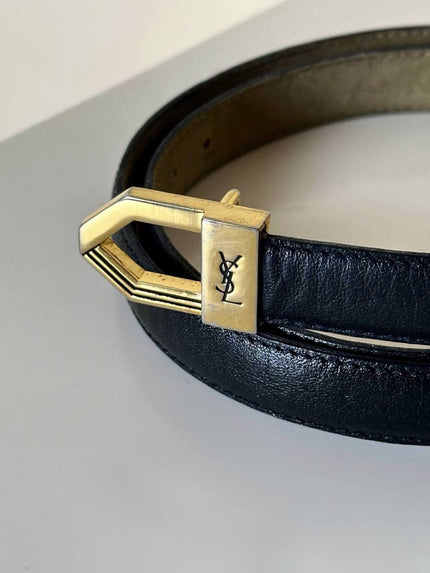 Cintura vintage Yves Saint Laurent in pelle nera con fibbia geometrica oro con logo YSL